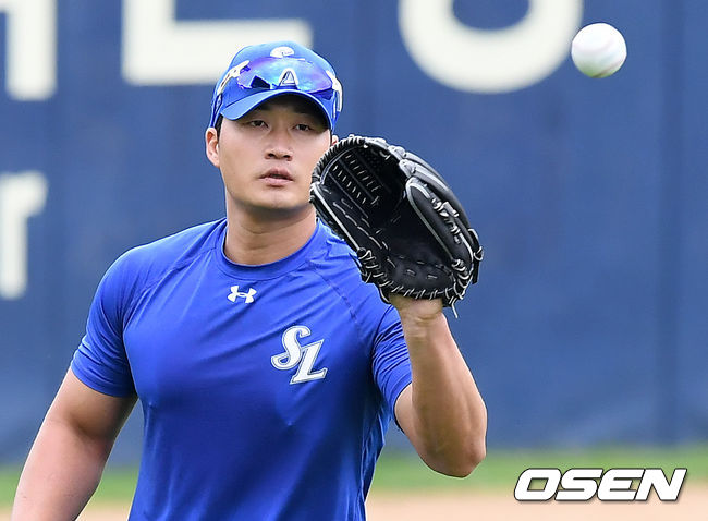 2일 오후 서울 잠실야구장에서 ‘2020 신한은행 SOL KBO리그’ LG 트윈스와 삼성 라이온즈의 경기에 앞서 양팀 선수들이 훈련을 가졌다.삼성 오승환이 훈련을 하고 있다. /cej@osen.co.kr