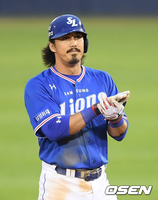 2일 오후 서울 잠실야구장에서 ‘2020 신한은행 SOL KBO리그’ LG 트윈스와 삼성 라이온즈의 경기가 열렸다.3회초 2사 1루에서 삼성 살라디노가 좌전 2루타를 때려낸 뒤 세리머니를 하고 있다. /cej@osen.co.kr