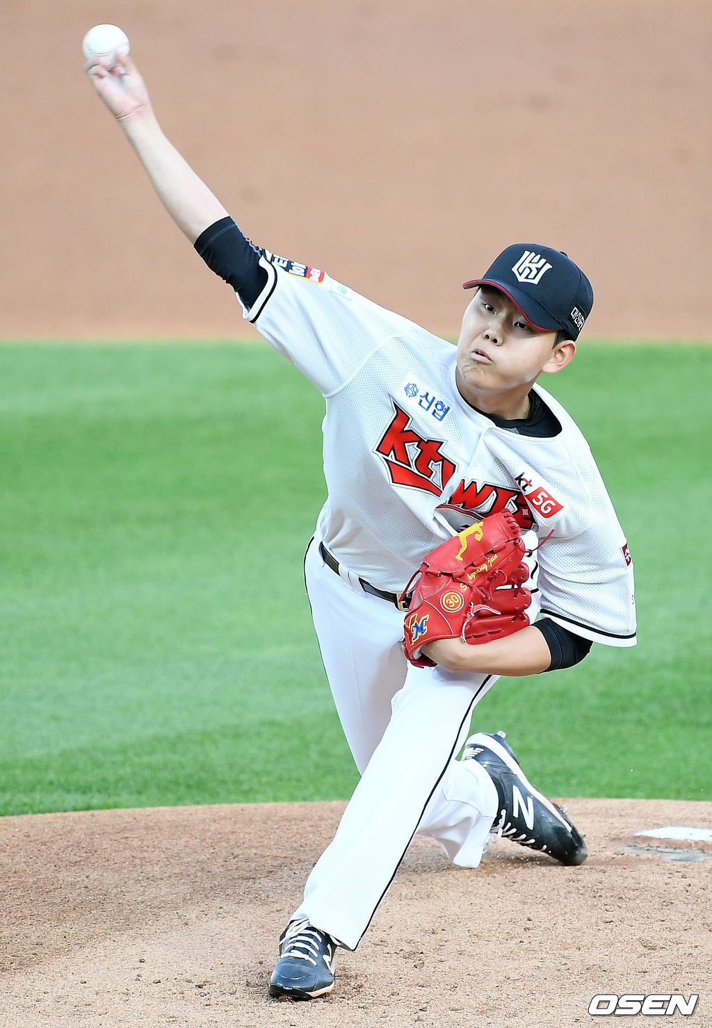 KT 선발 소형준이 마운드 위에서 힘차게 공을 뿌리고 있다. /rumi@osen.co.kr