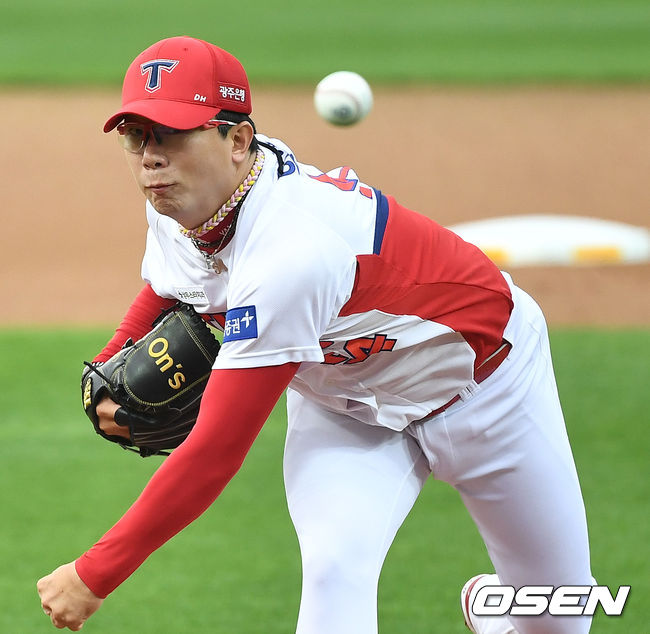 3일 오후 광주-기아 챔피언스필드에서 '2020 신한은행 SOL KBO리그' KIA 타이거즈와 롯데 자이언츠의 경기가 열렸다. KIA 선발 양현종이 힘차게 공을 뿌리고 있다. /dreamer@osen.co.kr