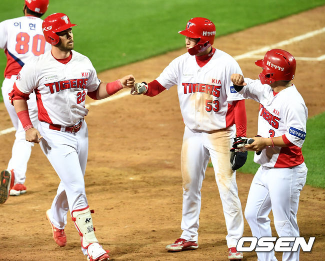 5회말 2사 1, 3루 상황 KIA 터커가 달아나는 스리런포를 날리고 홈을 밟은 뒤 김선빈-김호령과 인사를 나누고 있다. /dreamer@osen.co.kr
