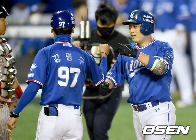 3일 서울 잠실야구장에서 ‘2020 신한은행 SOL KBO리그’ LG 트윈스와 삼성 라이온즈의 경기가 열렸다.5회초 1사 1,2루 상황 삼성 이원석이 3점 홈런을 날리고 홈을 밟은 뒤 강명구 코치와 하이파이브를 하고 있다./ksl0919@osen.co.kr