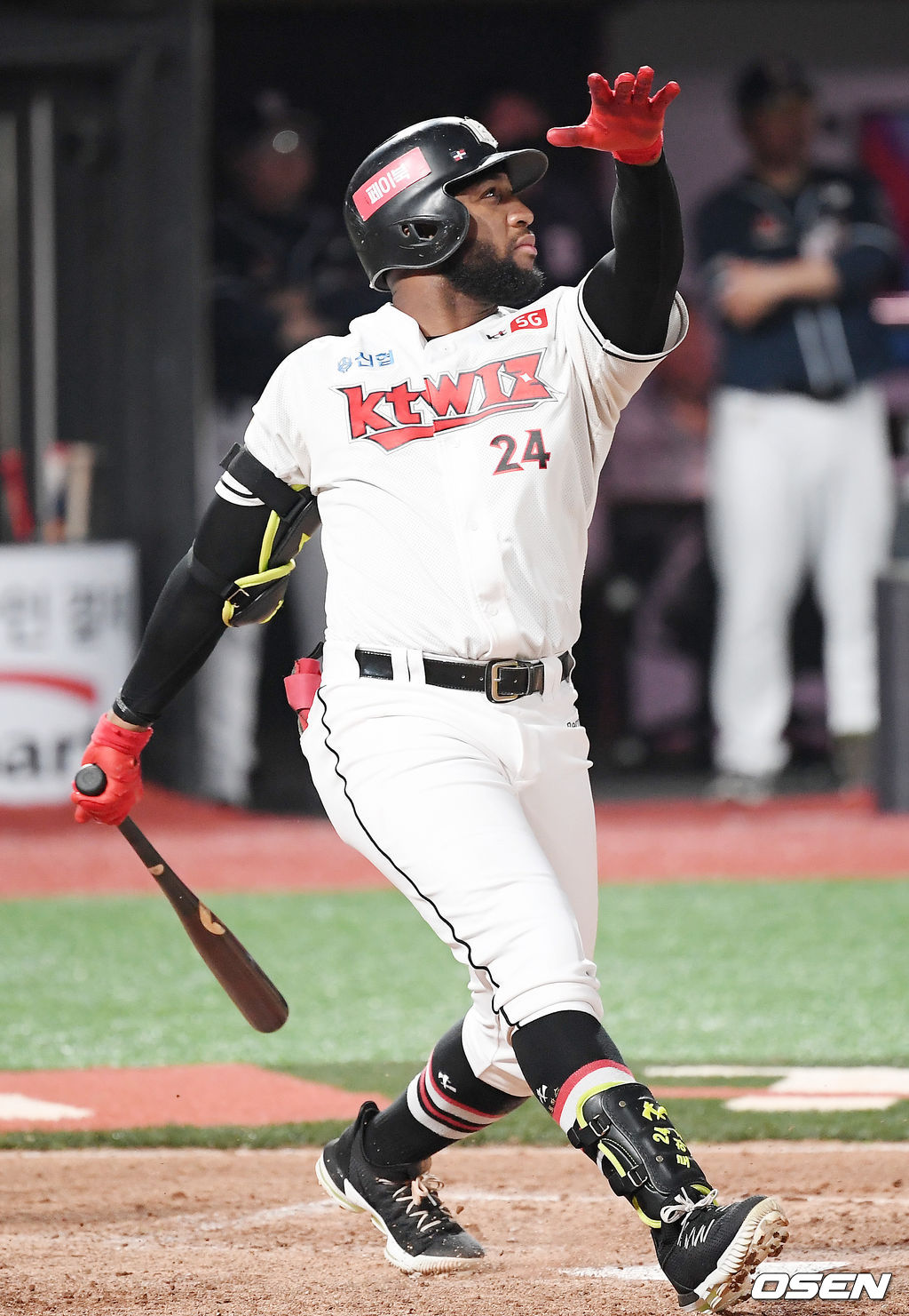 5회말 2사 KT 로하스가 좌월 솔로홈런을 날리고 있다. /rumi@osen.co.kr