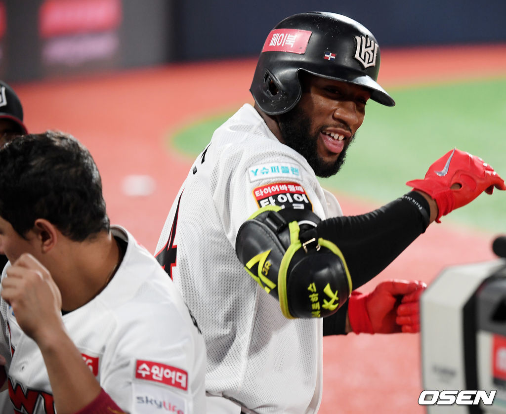 5회말 2사 KT 로하스가 좌월 솔로홈런을 날린 후 덕아웃에서 황재균과 바디첵 하이파이브를 하고 있다. /rumi@osen.co.kr