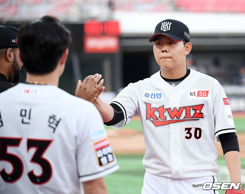 2회초를 마친 KT 선발 소형준이 덕아웃으로 들어오며 동료들과 하이파이브를 하고 있다. /rumi@osen.co.kr