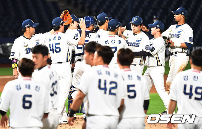 승리를 거둔 NC 선수들이 마운드에서 하이파이브를 나누고 있다. / dreamer@osen.co.kr