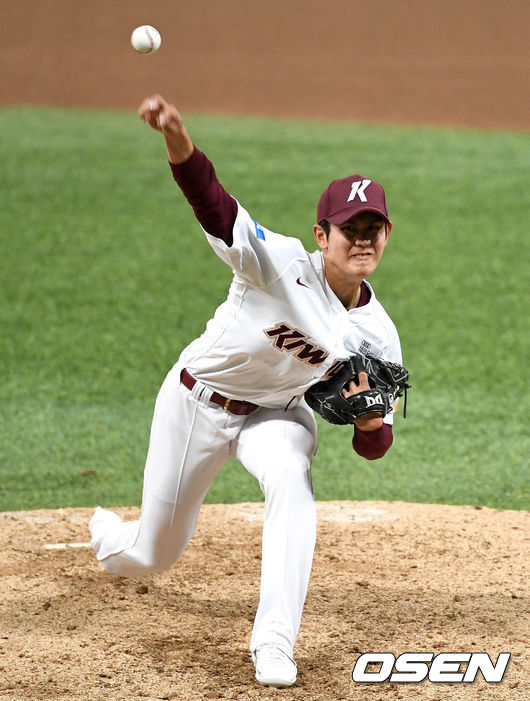 8회초 마운드에 오른 키움 투수 조영건이 힘차게 공을 뿌리고 있다. / dreamer@osen.co.kr