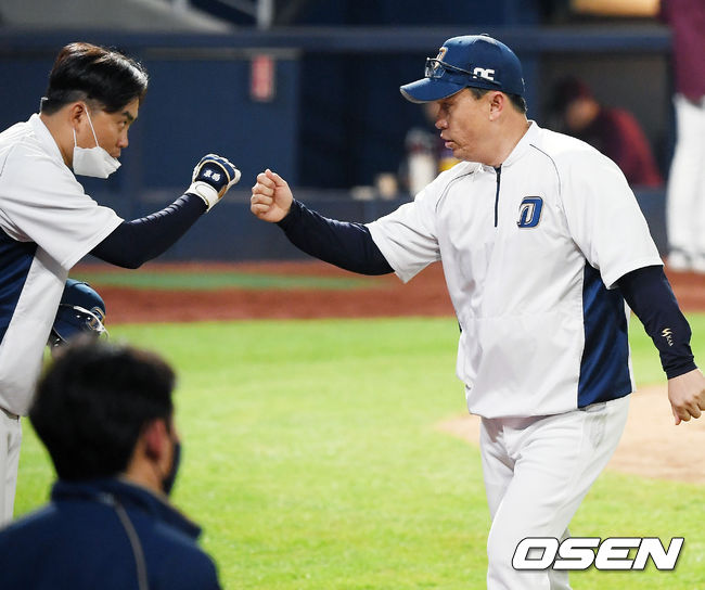 경기를 마치고 NC 이동욱 감독이 승리의 하이파이브를 하고 있다. / rumi@osen.co.kr