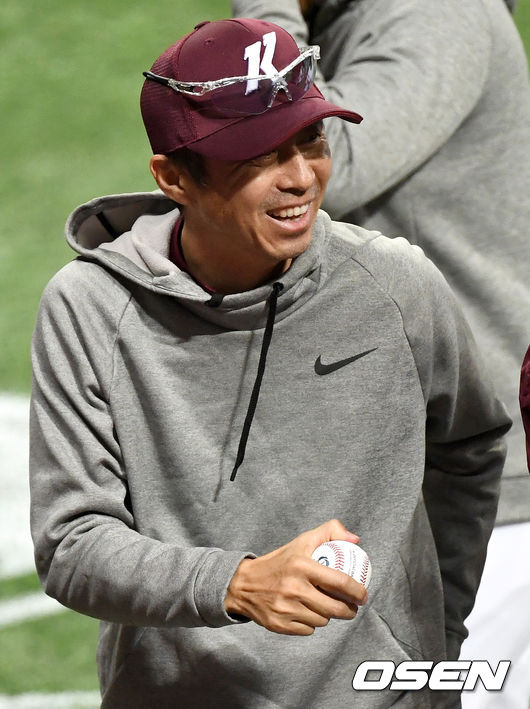 키움 손혁 감독이 환하게 미소짓고 있다. /dreamer@osen.co.kr