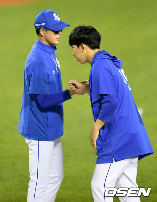 삼성 이원석이 개인 한 경기 최다 타점 신기록(8타점)을 세우며 LG를 2연패로 몰아넣었다. 이원석은 3일 서울 잠실구장에서 열린 2020 KBO리그 LG와의 경기에 4번 3루수로 선발 출장했다. 3타점 2루타, 스리런 홈런 등으로 8타점을 기록하며 팀 승리를 이끌었다. 신인 투수 허윤동(5이닝 3실점)에게 2연속 선발승을 선물했다. 경기 종료 후 삼성 허삼영 감독과 허윤동이 하이파이브를 하고 있다./ksl0919@osen.co.kr