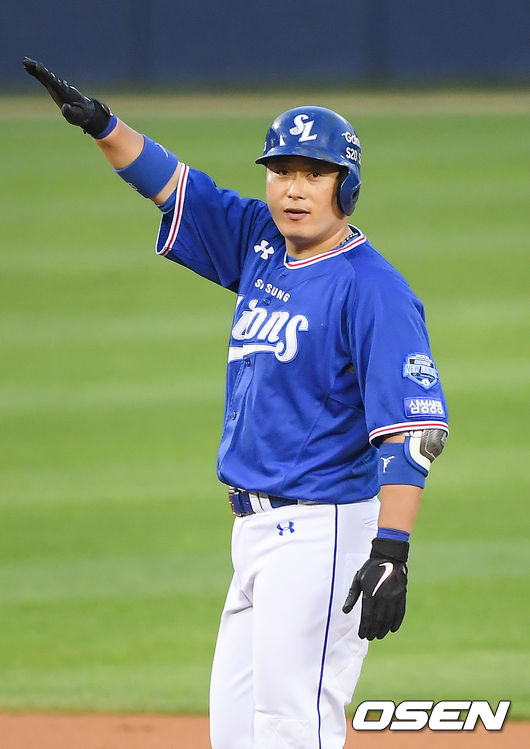 3일 오후 서울 잠실구장에서 KBO리그 LG 트윈스와 삼성 라이온즈의 경기가 진행됐다.4회초 무사 만루 삼성 이원석이 역전 3타점 적시 2루타를 날리고 세리머니를 하고 있다.  /   soul1014@osen.co.kr