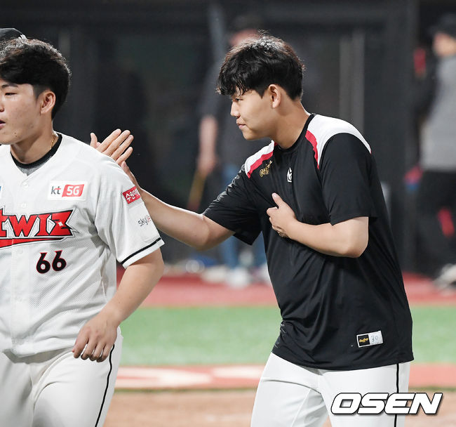 경기를 마치고 소형준이 감독 및 코치진들과 하이파이브를 하고 있다. /rumi@osen.co.kr