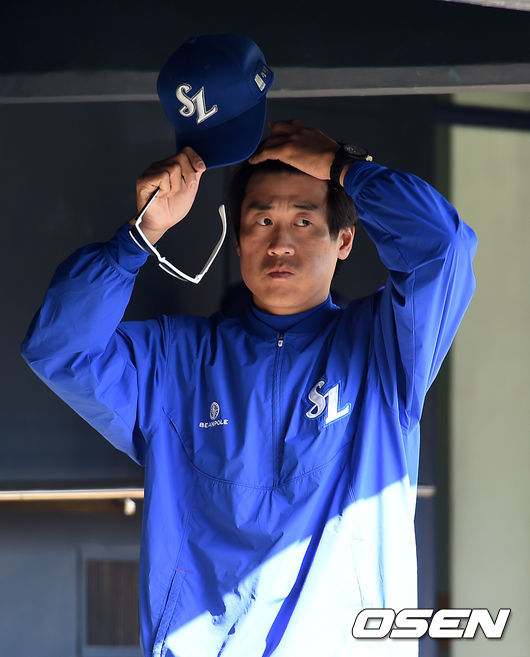 삼성 정현욱 코치가 그라운드를 바라보고 있다. /jpnews@osen.co.kr