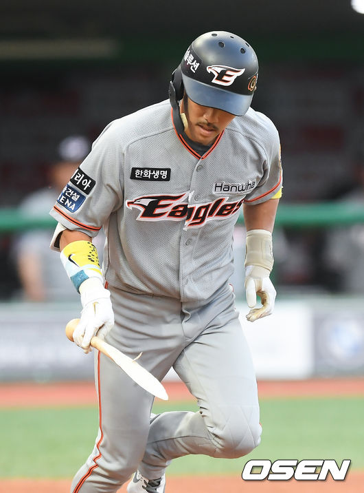1회초 한화 선두타자 이용규가 내야땅볼을 날린뒤 부러진 방망이를 바라보고 있다./    soul1014@osen.co.kr