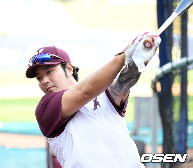 경기 전 키움 박병호가 그라운드 위에서 타격 훈련을 하고 있다. / rumi@osen.co.kr