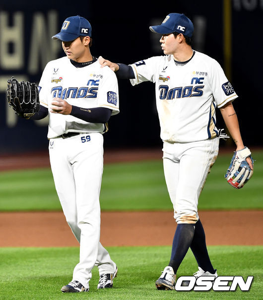 6회초 무사 1루 상황 KT 장성우 타석 때 주자 김민혁이 런다운에 걸려 선발 구창모의 태그에 아웃됐다. 구창모를 격려하는 NC 2루수 박민우. / dreamer@osen.co.kr