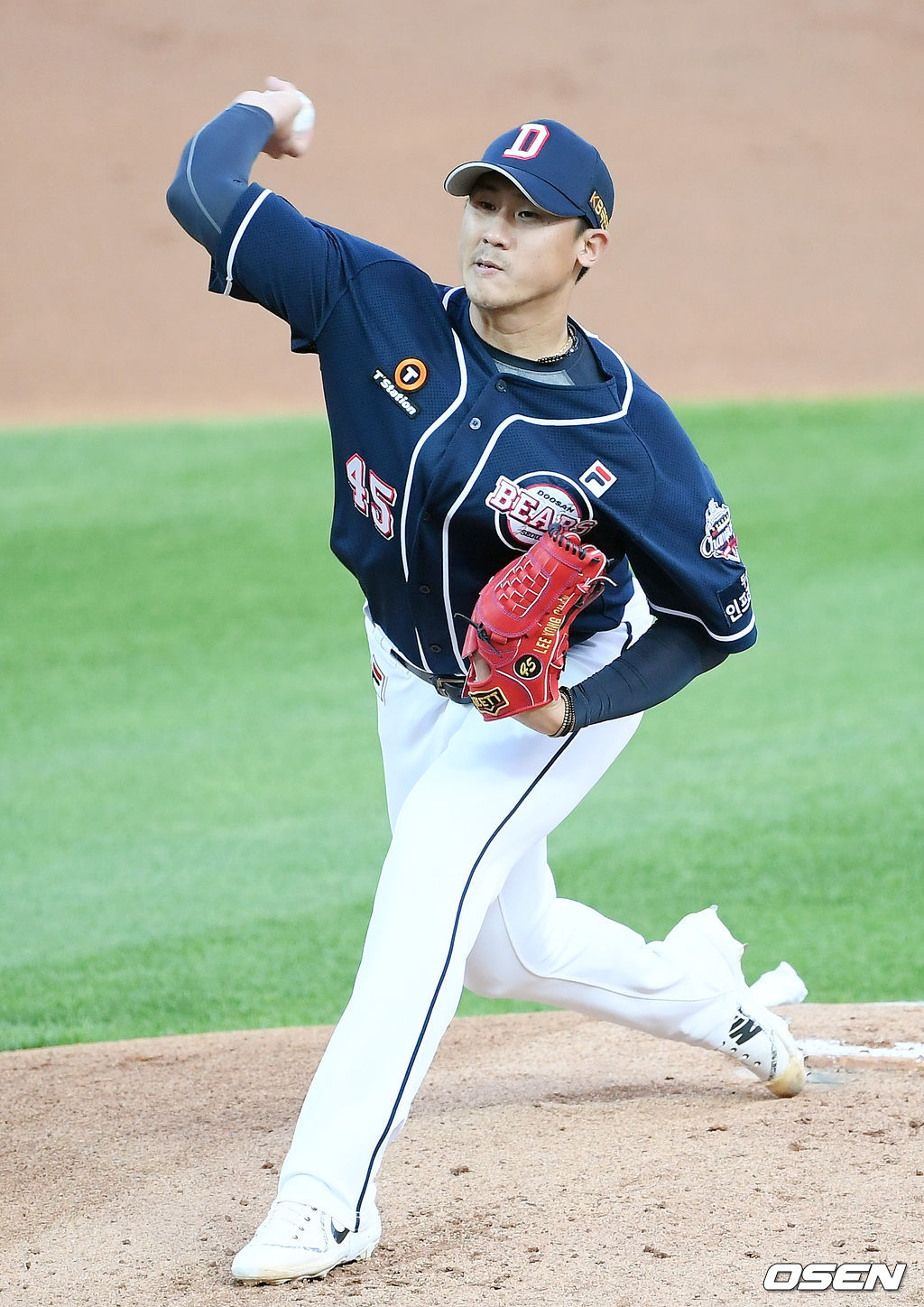두산 선발 이용찬이 마운드 위에서 힘차게 공을 뿌리고 있다. /rumi@osen.co.kr
