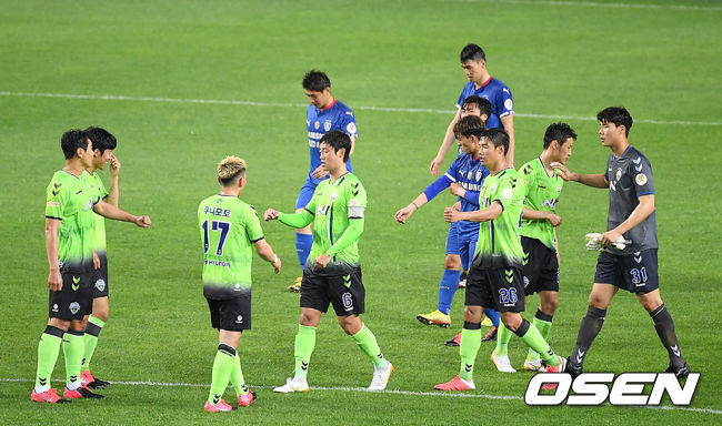 전북 현대는 8일  전주월드컵경기장에서 2020 하나원큐 K리그 1 개막전서 수원 삼성에 1-0으로 승리했다. 이날 승리로 전북은 지난 8년 동안 개막전서 무패를 기록했다. 또 수원과 역대전적에서 30승 23무 30패를 기록, 균형을 맞췄다. 승리를 거둔 전북 선수들이 기뻐하고 있다. /youngrae@osen.co.kr