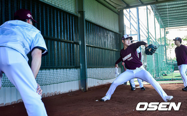 키움 조영건이 나이트 투수코치가 지켜보는 가운데 불펜 피칭을 하고 있다./spjj@osen.co.kr