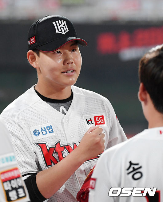 7회초를 마친 KT 선발 소형준이 미소지으며 덕아웃에서 하이파이브를 하고 있다./rumi@osen.co.kr
