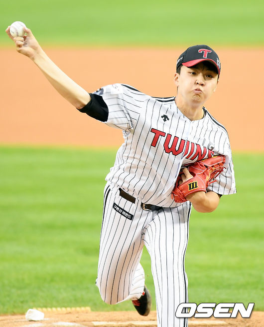 2일 오후 서울 잠실야구장에서 ‘2020 신한은행 SOL KBO리그’ LG 트윈스와 삼성 라이온즈의 경기가 열렸다. 1회초 LG 선발투수 이민호가 공을 뿌리고 있다. /cej@osen.co.kr