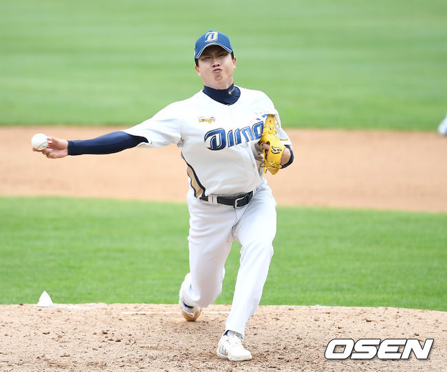 6회초 백팀 박진우가 역투하고 있다. /youngrae@osen.co.kr