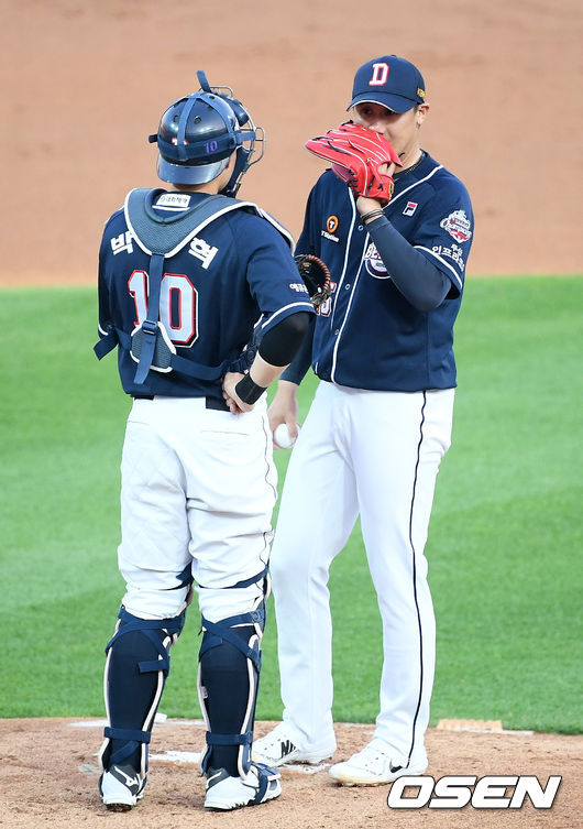 1회말 1사 1,2루 KT 장성우 타석에서 두산 선발 이용찬이 박세혁과 얘기를 나누고 있다. /rumi@osen.co.kr