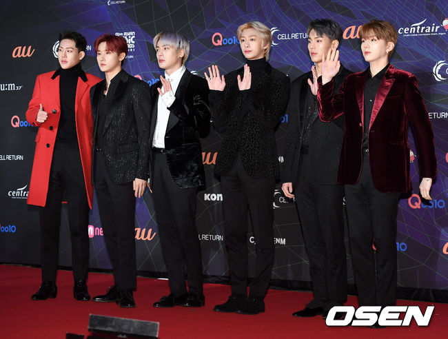 그룹 몬스타엑스가 레드카펫 위에서 포즈를 취하고 있다. /cej@osen.co.kr