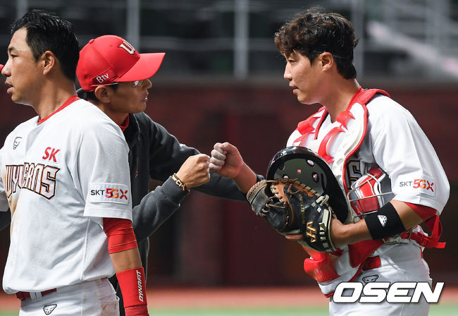 경기종료 후 SK 이흥련이 염경엽 감독과 하이파이브를 하고 있다./   soul1014@osen.co.kr