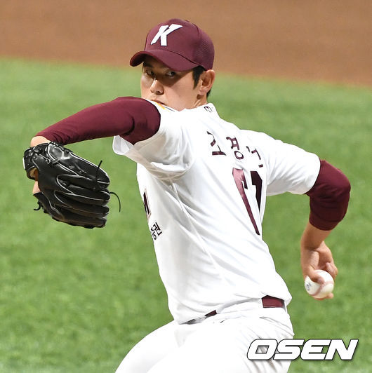 8회초 마운드에 오른 키움 투수 조영건이 힘차게 공을 뿌리고 있다. / dreamer@osen.co.kr