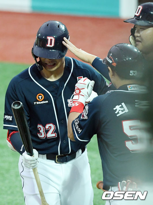 1회초 1사 주자 1루 두산 김재환이 우월 투런 홈런을 날린 후 홈을 밟으며 축하를 받고 있다. /rumi@osen.co.kr