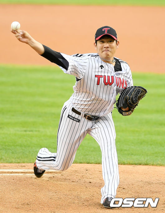 4일 오후 서울 송파구 잠실야구장에서 ‘2020 신한은행 SOL KBO리그’ LG 트윈스와 삼성 라이온스의 경기가 열렸다. 1회초 LG 선발투수 정찬헌이 마운드에 올라 공을 뿌리고 있다. /cej@osen.co.kr