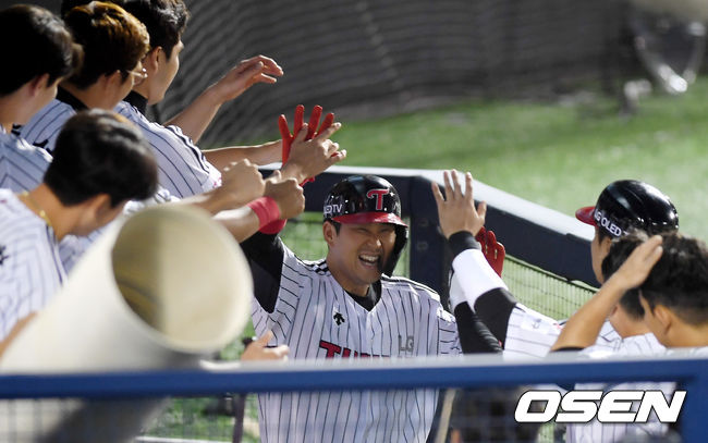 4회말 2사 3루 LG 유강남이 달아나는 좌월 투런포를 때린 뒤 더그아웃에서 환영을 받고 있다. /cej@osen.co.kr