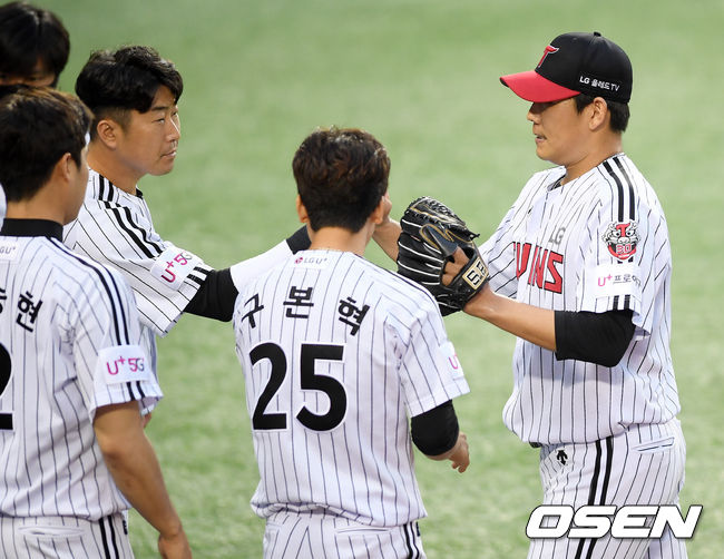 3회초 무실점으로 이닝을 마친 LG 정찬헌이 더그아웃으로 향하며 동료들의 환영을 받고 있다. /cej@osen.co.kr