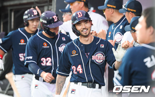 3회초 1사 1,2루 두산 오재원이 3점 홈런을 날리고 동료들의 축하를 받고 있다.  /   soul1014@osen.co.kr