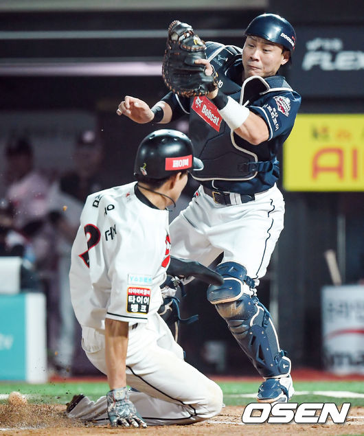 5회말 1사 2,3루 KT 조용호의 내야땅볼때 3루 주자 심우준이 홈쇄도해 득점 성공하고 있다. /   soul1014@osen.co.kr