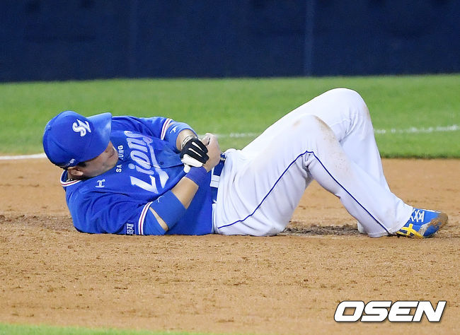 3회말 무사 주자 1루 LG 채은성의 3루수 앞 땅볼때 삼성 3루수 이원석이 타구에 맞은 후 고통을 호소하고 있다. / rumi@osen.co.kr