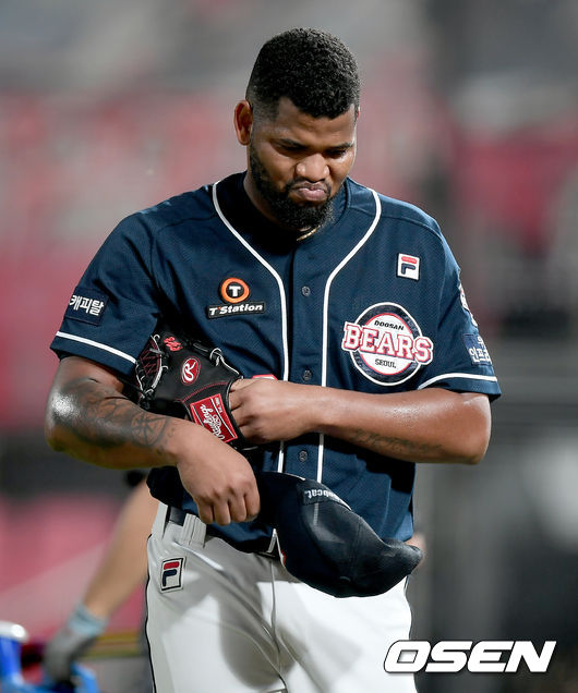 4일 오후 수원 KT위즈파크에서 ‘'2020 신한은행 SOL KBO 리그’ KT 위즈와 두산 베어스의 경기가 열렸다.5회말 이닝종료 후 두산 선발투수 알칸타라가 더그아웃으로 들어가고 있다. 알칸타라는 5회말 4실점을 허용했다./ksl0919@osen.co.kr