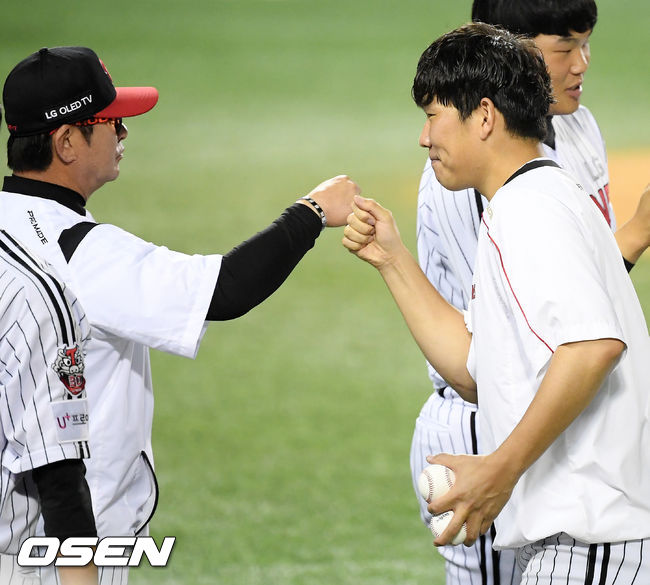 경기를 마치고 LG 승리투수 정찬헌이 류중일 감독과 하이파이브를 하고 있다. / rumi@osen.co.kr