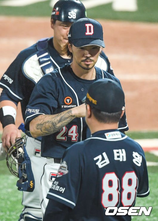 경기종료 후 두산 오재원이 김태형 감독과 하이파이브를 하고 있다. / soul1014@osen.co.kr