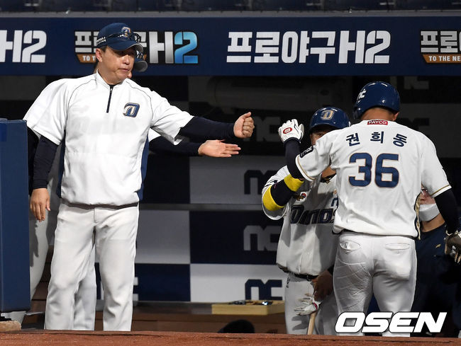 5회말 1사 1루 상황 NC 나성범의 달아나는 1타점 우중간 2루타 때 홈을 밟은 권희동이 이동욱 감독과 인사를 나누고 있다. /dreamer@osen.co.kr