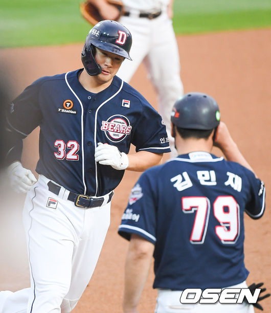 1회초 2사 1루 두산 김재환이 선취 2점 홈런을 날리고 베이스를 돌고 있다.. /   soul1014@osen.co.kr