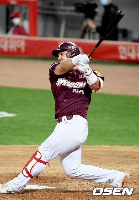 키움 박동원이 2루타를 때려내고 있다. /youngrae@osen.co.kr 