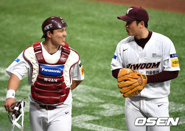 5회초 KT 공격을 무실점으로 막아낸 키움 선발 최원태와 포수 박동원이 더그아웃으로 향하며 대화를 나누고 있다. / dreamer@osen.co.kr