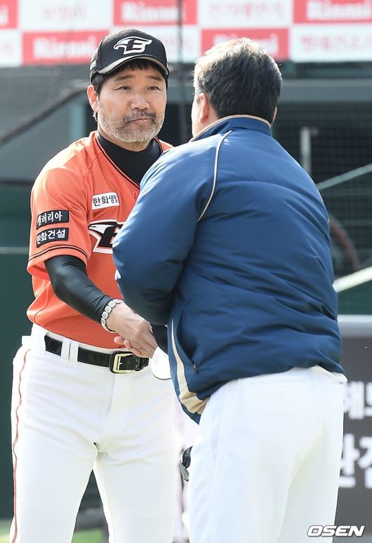한화 한용덕 감독(왼쪽)이 NC 이동욱 감독과 인사를 하고 있다. /youngrae@osen.co.kr