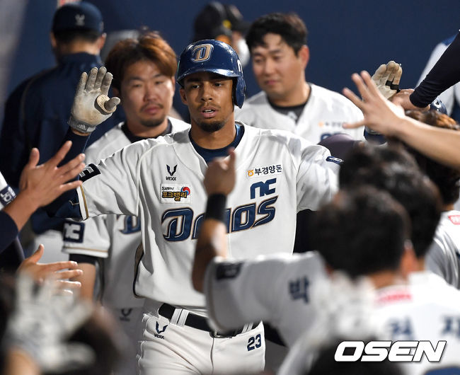 4회말 무사 선두타자로 나선 NC 알테어가 달아나는 좌월 솔로포를 날리고 더그아웃 동료들과 인사를 나누고 있다. /dreamer@osen.co.kr
