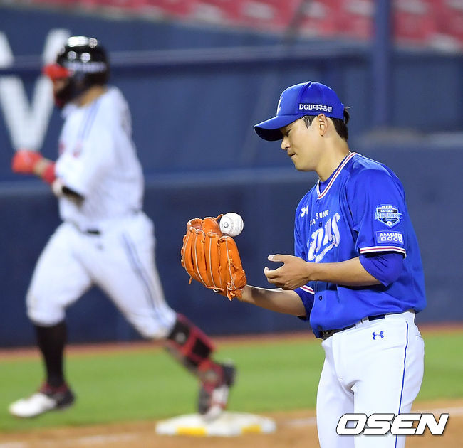 4일 오후 서울 송파구 잠실야구장에서 ‘2020 신한은행 SOL KBO리그’ LG 트윈스와 삼성 라이온스의 경기가 열렸다. 4회말 2사 3루 LG 유강남에게 달아나는 좌월 투런포를 허용한 삼성 백정현이 아쉬워하고 있다. /cej@osen.co.kr