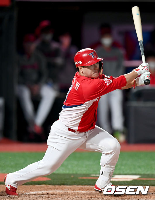 27일 오후 수원 KT위즈파크에서 '2020 신한은행 SOL KBO리그' KT 위즈와 KIA 타이거즈의 경기가 열렸다.8회초 2사 KIA 김선빈이 우익수 앞 1루타를 날리고 있다./ksl0919@osen.co.kr