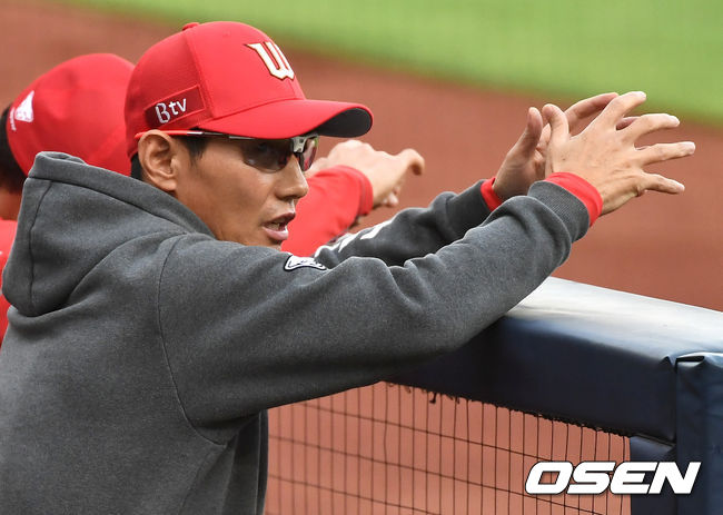 1회초 SK 공격 때 염경엽 감독이 선수들을 격려하고 있다. /dreamer@osen.co.kr