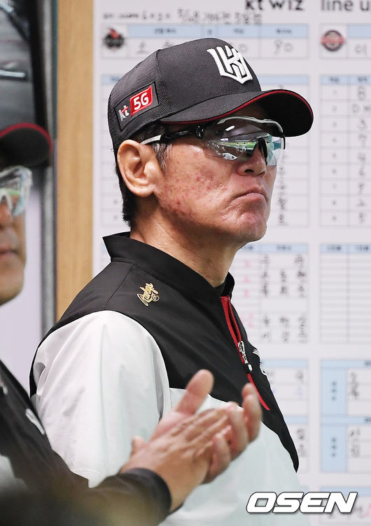덕아웃에서 KT 이강철 감독이 경기를 주시하고 있다. /rumi@osen.co.kr